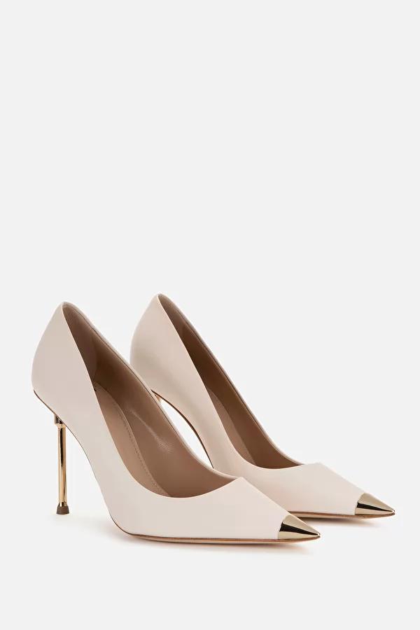 Pumps on sculpture heels